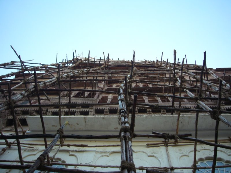 Very safe scaffolding.